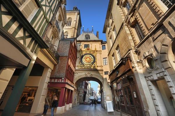 Đồng hồ Gros-Horloge: Đây là một trong những điểm tham quan nổi tiếng của Rouen. Chiếc đồng hồ cổ ấn tượng này có hai mặt giống nhau nằm ở hai bên một cổng vòm bắc qua phố Gros Horloge. Ảnh: Cityzeum.