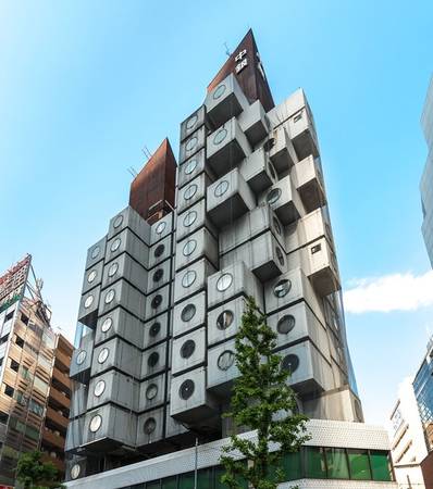 Khách sạn nhộng Nakagin ở Tokyo nhìn như các khối hộp được chồng lên nhau.