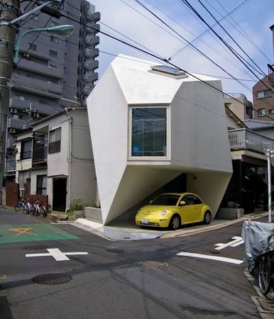 Ngôi nhà nhỏ xíu ở Tokyo này có chỗ đỗ xe xinh xắn, tiện lợi.