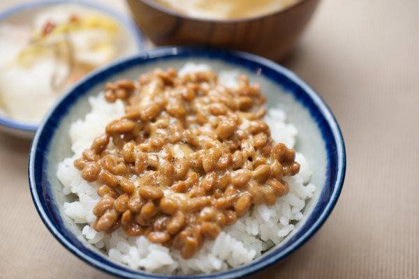 Natto: Món đậu nành lên men này có mùi khá khó ngửi với những ai mới ăn lần đầu. Đây là món ăn quen thuộc vào bữa sáng của người Nhật, thường được dùng kèm cơm trắng. Ảnh: Oyatsubox.