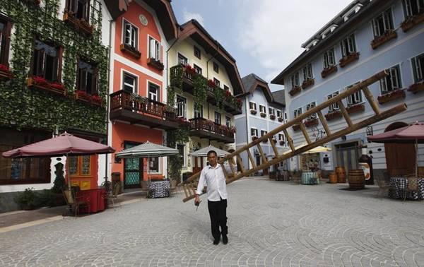 Làng Hallstatt, Quảng Đông: Ngôi làng là một bản copy của làng Hallstatt nổi tiếng ở Áo, với chi phí xây dựng lên đến 940 triệu USD. Ảnh: Siu chiu/Reuters. 
