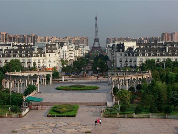 Paris, Hàng Châu: Cách Thượng Hải vài giờ đồng hồ là Tianducheng, một phiên bản nhái của Paris, Pháp với tháp Eiffel cao 108 m. Đây là khu dân cư dành cho giới nhà giàu rộng 19 km2 được xây dựng năm 2007. Ảnh: Aly Song/Reuters. 
