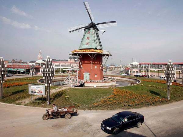 Phố Đông Hà Lan: Thị trấn kiểu Hà Lan này được bê nguyên mẫu từ Amsterdam và vùng lân cận Amersfoort với những con kênh đào và cối xay gió như thật. Một số tòa nhà được sao chép y hệt như bảo tàng hàng hải Hà Lan và khu mua sắm Bijenkorf ở Amsterdam. Ảnh: Sheng Li/Reuters. 