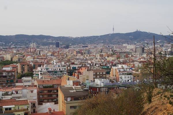 Lang thang quanh khu đồi Montjuic bạn sẽ tìm được khá nhiều địa điểm có thể ngắm toàn cảnh thành phố miễn phí. Đặc biệt là bạn được dạo bước trên những con đường không quá đông đúc du khách như La Rambla để tận hưởng sự thanh bình của một Barcelona khác. Ảnh: Hương Chi.
