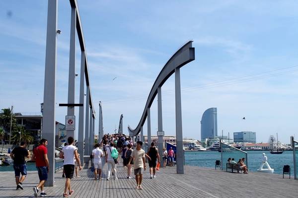Bến cảng cũng có trung tâm thương mại Barcelona World Trade Center mở cửa quanh năm (kể cả các dịp nghỉ lễ). Cả người dân lẫn du khách đều thích tới đây tắm nắng, tận hưởng làn gió biển mát rượi, hay dạo bước qua cây cầu gỗ có thiết kế đơn giản mà vẫn ấn tượng. Ảnh: Hương Chi.