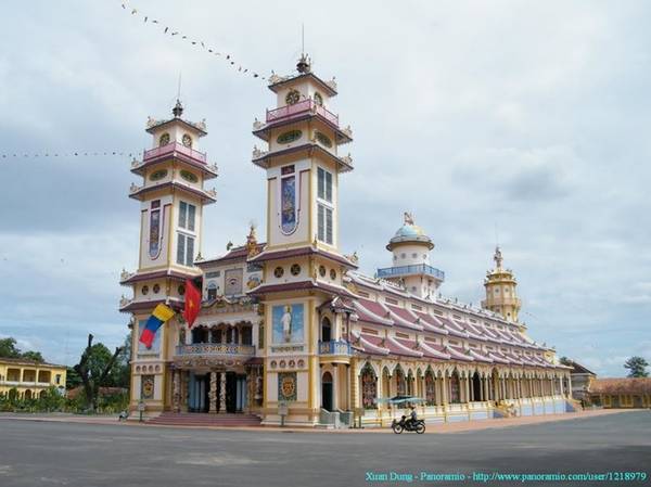 Tây Ninh rằm tháng 8 (15/9) có Hội Yến Diêu Trì Cung của tín đồ đạo Cao Đài. Lễ hội kéo dài từ chiều đến nửa đêm, với nhiều hoạt động hấp dẫn, trong đó, ấn tượng nhất múa Rồng nhang dài 20 m được điều khiển bởi 30 vũ công. Ảnh: Xuân Dung.