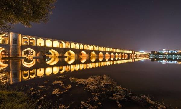 Si o Seh Pol (nghĩa là cầu 33 cổng vòm), còn gọi là cầu Allah-Verdi Khan, một trong 11 cây cầu ở Isfahan. Cầu bắc qua sông Zayandeh và có hai hàng cổng vòm. Ban đêm đèn thắp sáng suốt chiều dài cầu, kết hợp sự phản chiếu của mặt hồ mà cảnh tượng càng thêm lung linh, kỳ ảo.