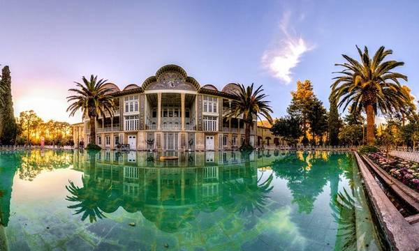 Vườn Eram tại thành phố Shiraz, tỉnh Fairs. Vườn và cung điện đã qua tay quý tộc phong kiến, các tù trưởng bộ lạc ở Fars, sau đó đến hoàng gia Iran. Ngày nay, công trình trở thành bảo tàng mở cửa cho khách tham quan.