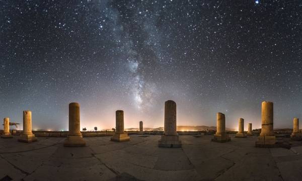 Cung điện riêng của Cyrus, bức ảnh thực hiện vào một đêm trời đầy sao. Đây là điểm quan trọng nhất trong quần thể ở Pasarghadae - thành phố cổ nằm gần thành phố Shiraz. Ngày nay, nơi đây là điểm khảo cổ nổi tiếng và được UNESCO công nhận là di sản thế giới.