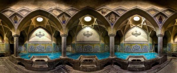 Những bể tắm ở Isfahan được trang trí đẹp mắt với thiết kế mái vòm cùng nhiều chi tiết minh họa trên gạch ốp tường.