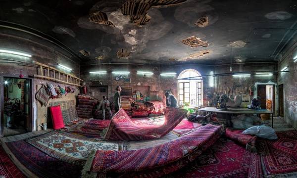 Một xưởng sửa thảm truyền thống nằm gần lối vào thánh đường Vakil và chợ Vakil. Những tấm thảm trong ảnh đều được làm thủ công.