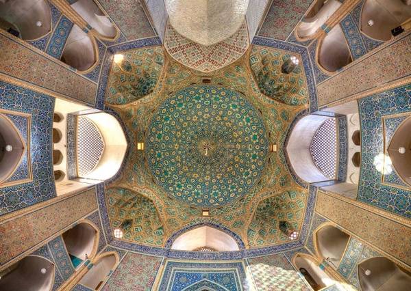 Trang trí trên trần của thánh đường Jameh, ở tỉnh Isfahan. Du khách có thể kết hợp thăm thú chợ Grand Bazaar nằm ở cánh tây nam của thánh đường. Công trình tôn giáo này được UNESCO công nhận là di sản thế giới năm 2012.