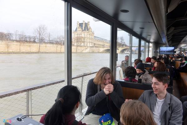 Du ngoạn trên dòng sông Seine. Từ 10-22h30 hàng ngày, cứ 30 phút có một chuyến tàu (Trừ lúc 13h và 19h30). Ngày cuối tuần và tất cả các tháng 6, 7, 8, từ 10-23h cứ 30 phút có một chuyến chở khách đi dọc con sông chảy giữa thủ đô. Ảnh: Hoàng Hà.