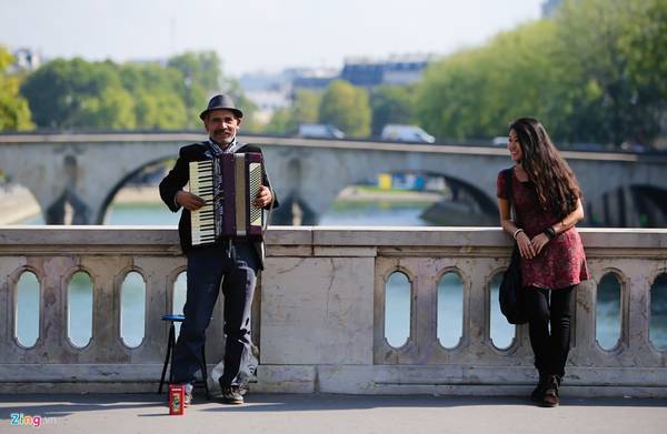 Paris có 37 cầu bắc qua sông Seine. Trên các cây cầu thường có người chơi đàn, giúp du khách vừa thưởng thức âm nhạc, vừa ngắm dòng sông thơ mộng.