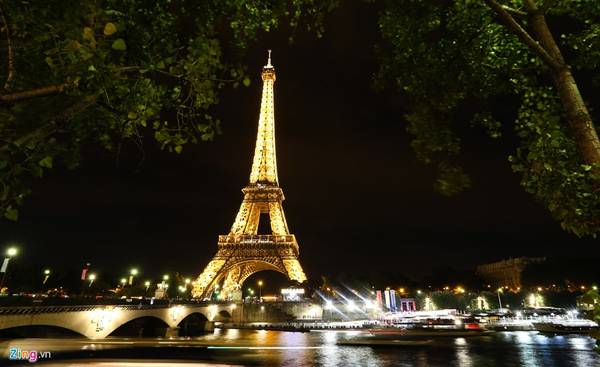 Vào ban đêm, tòa tháp lộng lẫy soi bóng bên dòng sông Seine. Từ khi xây dựng đến nay, đã có hơn 300 triệu du khách tới thăm tòa tháp này, và Eiffel thở thành công trình thu phí thu hút nhất thế giới.