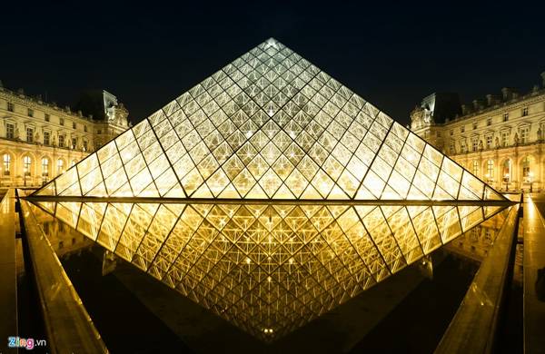 Kim tự tháp kính Louvre là công trình được xây bằng kính và kim loại nằm giữa sân Napoléon theo yêu cầu của Tổng thống Pháp François Mitterrand năm 1983. Công trình là tác phẩm của kiến trúc sư nổi tiếng người Mỹ gốc Hoa Leoh Ming Pei. Toàn bộ kim tự tháp được xây bằng kính, cùng các khớp nối kim loại, cao 20,6 m, với đáy hình vuông, mỗi cạnh 35 m. Kim tự tháp này gồm 603 tấm kính hình thoi và 70 tấm hình tam giác. Vào ban đêm, Louvre lung linh như một viên kim cương rực rỡ.