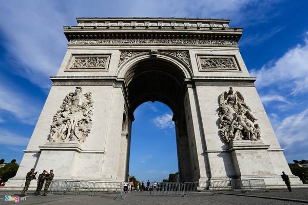 Khải Hoàn Môn Paris là một trong 10 công trình nổi tiếng nhất nước Pháp. Được Hoàng đế Napoleon xây dựng vào thế kỷ 19, công trình có kích thước mặt đứng gần hình vuông, chiều rộng 45 m, chiều cao 50 m. và nằm trong quảng trường có đường kính 240 m.