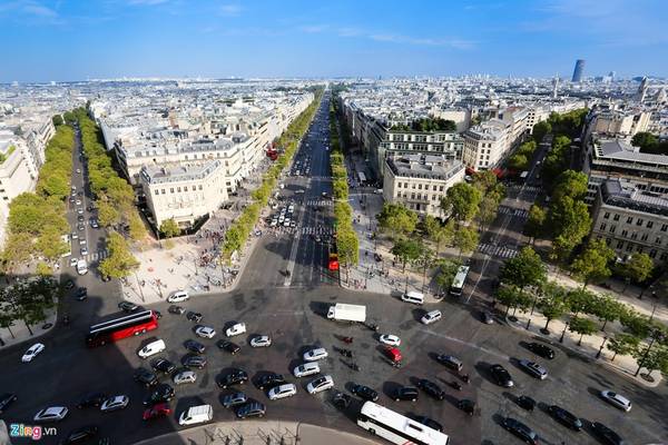 Thêm một điều thú vị của quảng trường đây là nơi giao 12 đại lộ và 3 quận của Paris. Từ trên đỉnh thành, du khách sẽ nhìn toàn cảnh thành phố Paris sầm uất và tráng lệ.