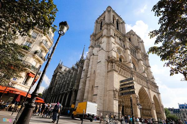 Tính từ khi đặt viên đá đầu tiên đến khi hoàn thành, quá trình xây dựng nhà thờ Đức Bà Paris kéo dài 187 năm, với rất nhiều kiến trúc sư tham gia. Nhà thờ nằm bên bờ sông Seine, mang lối kiến trúc Phục Hưng. Ngay trên mặt đất, trước nhà thờ có biểu tượng Kilomètre Zéro của thành Paris nhưng thường du khách không để ý đã bỏ qua chi tiết thú vị này.