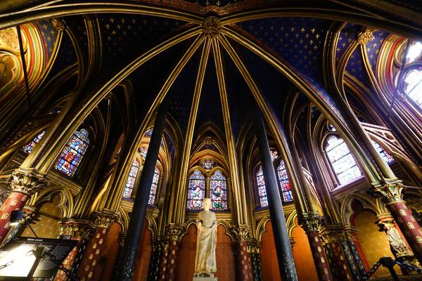 Được xây dựng từ thế kỷ 13 bởi vua Luis IX, nhà thờ Saint Chapelle tuyệt đẹp nằm cách nhà thờ Đức bà Paris chỉ 5 phút đi bộ nhưng du khách lại thường bỏ qua. Điểm đặc biệt là nhà thờ có diện tích nhỏ nhưng là được trang hoàn bằng hệ thống kính màu cực kỳ tinh xảo.