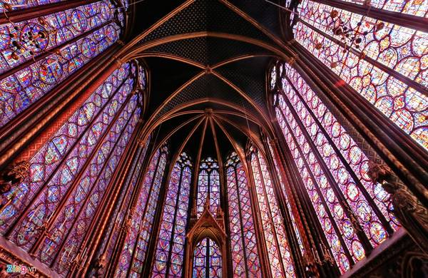 Nhà thờ dài 36 m, rộng 17 m nhưng lại cao 42 m, mang lối kiến trúc Gothic. Điểm nhấn đặc biệt là tầng 2 của nhà thờ được trang trí bằng 15 bộ kính màu in hình thánh tích, tạo từ hàng trăm tấm nhỏ vô cùng rực rỡ.