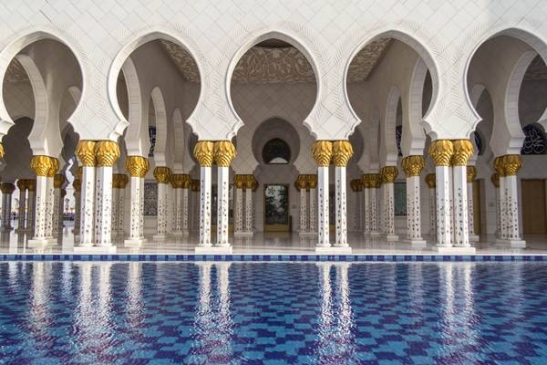Đại thánh đường Sheikh Zayed: Đủ sức chứa 40.000 tín đồ, nhà thờ Hồi giáo lớn nhất Các tiểu vương quốc Ả Rập thống nhất (UAE) được xây dựng từ 100.000 tấn đá cẩm thạch. Nội thất nhà thờ được trang trí bằng vàng, với các đèn trần gắn pha lê Swarovski. Hoàng hôn là một trong những thời điểm tuyệt vời để chiêm ngưỡng vẻ lộng lẫy của nhà thờ. Du khách được vào đây tham quan ngoại trừ giờ cầu nguyện.