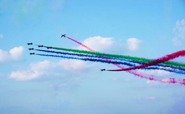 Ăn mừng Quốc khánh: Ngày 2/12 là Quốc khánh của UAE. Trong ngày lễ này, du khách sẽ được chiêm ngưỡng các màn trình diễn pháo hoa, biểu diễn nhạc sống, trình diễn hàng không và nhiều hoạt động văn hóa đặc sắc khác khắp Abu Dhabi.