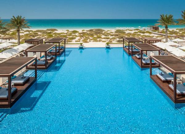 Câu lạc bộ biển Saadiyat: Nằm trên vịnh Ả Rập, Saadiyat có bãi biển cát trắng, nhà hàng, khu thư giãn, spa, phòng tắm hơi và một trong những bể bơi đẹp nhất nước.