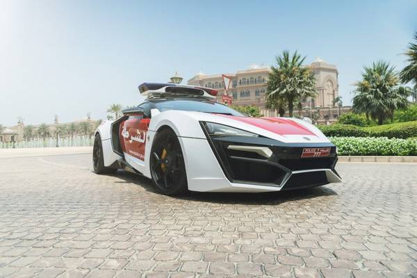 Siêu xe của cảnh sát: Lực lượng cảnh sát của Abu Dhabi sở hữu một trong những chiếc siêu xe đắt nhất thế giới - Lykan Hypersport (3,4 triệu USD). Đây là siêu xe đầu tiên được sản xuất ở Trung Đông.