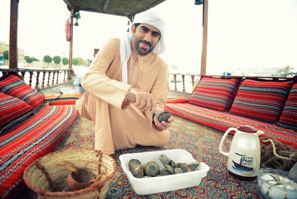Mò ngọc trai ở vịnh: Lặn mò ngọc trai từng là một ngành công nghiệp quan trọng ở vịnh Ả Rập. Ngày nay, bạn có thể đăng ký các tour tới eo biển giữa Abu Dhabi và quần đảo Judairi Yat để xem các thợ lặn làm việc, tìm hiểu về lịch sử của ngành trong lúc thưởng thức quả chà là và cà phê Ả Rập.