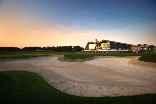 Câu lạc bộ golf Abu Dhabi: Abu Dhabi có nhiều CLB golf tuyệt vời, trong đó phải kể tới Câu lạc bộ golf Abu Dhabi. CLB này tổ chức giải Abu Dhabi HSBC thường niên tại Par 72 National Course - sân nằm trong top 100 sân golf tuyệt nhất thế giới.