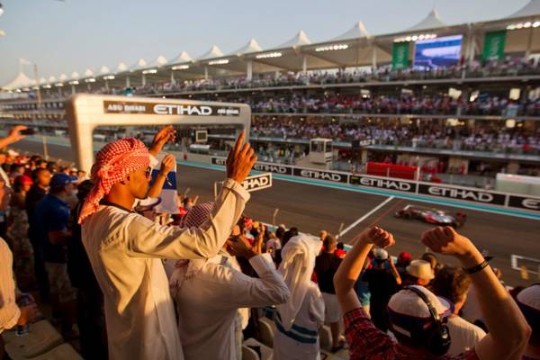 Giải đua Công thức 1 Etihad Airways Abu Dhabi Grand Prix: Năm 2016, giải đua lần thứ 8 này sẽ diễn ra ở Yas Marina Circuit vào 25-27/11. Đây là giải đua cuối mùa, diễn ra vào lúc hoàng hôn.