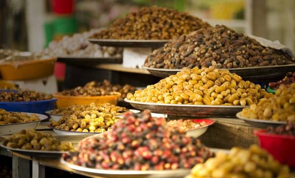 Ẩm thực địa phương: Sử dụng các loại gia vị từ châu Á và Trung Đông, ẩm thực Emirate mang đặc điểm của cuộc sống giao thương. Quế, hồi, nghệ, các loại hạt, quả khô... được sử dụng trong nhiều món. Bạn có thể ghé thăm chợ Al Mina ở Abu Dhabi để mua các sản phẩm địa phương.