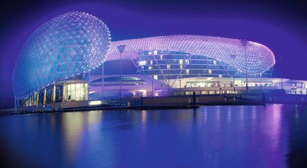 Yas Viceroy Abu Dhabi: Có bề ngoài như một tàu vũ trụ với hệ thống đèn LED ấn tượng, Yas Viceroy là khách sạn 5 sao sang trọng và một trong những điểm vui chơi đông khách nhất thành phố, với 11 nhà hàng và hộp đêm nổi tiếng Rush.