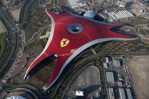 Ferrari World Abu Dhabi: Ferrari mở công viên giải trí đầu tiên ở Abu Dhabi vào năm 2010. Tại đây, du khách có thể trải nghiệm tàu lượn nhanh nhất thế giới Formula Rossa, hay tàu lượn có vòng xoắn cao nhất thế giới Flying Aces.