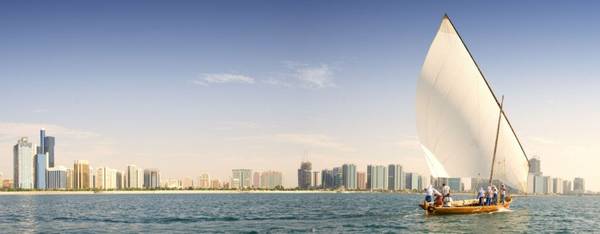 Thư giãn trên thuyền dhow: Abu Dhabi có hơn 400 km bờ biển với nhiều hòn đảo hấp dẫn. Bạn có thể thưởng thức bữa tối trong ánh hoàng hôn trên thuyền dhow truyền thống, khám phá các vùng nước và đảo tuyệt đẹp.