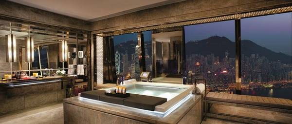 Khách sạn Ritz-Carlton, Hong Kong, Trung Quốc: Nhìn xuống cảng Victoria, khách sạn Ritz Carlton nằm ở tòa nhà cao thứ 5 thế giới. Ritz Carlton không ngần ngại đem đến cho du khách những trải nghiệm xa xỉ. Nhà tắm của phòng suite Ritz-Carlton rộng 65 m2, ốp đá cẩm thạch, với vòi sen lớn, bồn tắm cỡ đại, phòng trang điểm và khu xông hơi riêng.