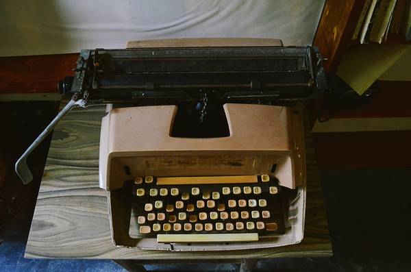 Ở một góc khác của quán là máy đánh chữ đã bám bụi thời gian.