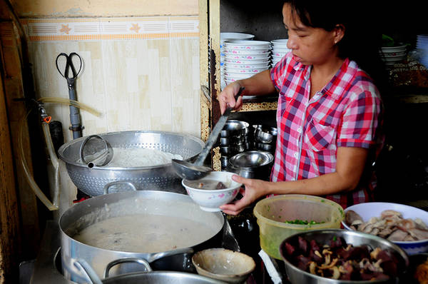 Quán ăn bình dân đã có mặt tại trung tâm Sài Gòn từ 21 năm nay. Ban đầu giá bán mỗi tô là 2.000 đồng, sau đó lên 5.000 đồng, 12.000 đồng, đến nay là 15.000 đồng.