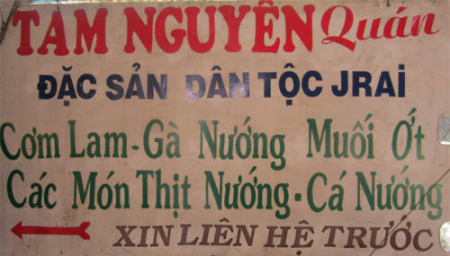 Tấm biển sơ sài của quán ăn độc đáo ở Đà Lạt.