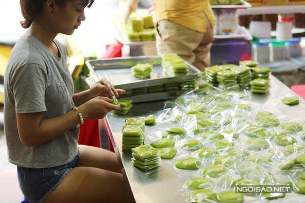 Du khách đến Hà Nội có thể tìm mua bánh cốm cổ truyền ở dãy phố Hàng Than, phía đầu dốc với nhiều cửa hàng lâu đời.