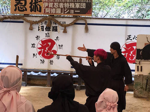 ...và thử tài ném, phóng phi tiêu. Anh kể vui: "Tại bảo tàng Ninja, Duy mặc đồ ninja rồi thử đi vài đường võ thuật, không ngờ một số khách du lịch Việt Nam ở đó xin chụp hình chung, sau đó mới nhận ra chàng ca sĩ Việt". ...và thử tài ném, phóng phi tiêu. Anh kể vui: "Tại bảo tàng Ninja, Duy mặc đồ ninja rồi thử đi vài đường võ thuật, không ngờ một số khách du lịch Việt Nam ở đó xin chụp hình chung, sau đó mới nhận ra chàng ca sĩ Việt".