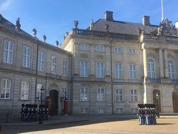 Nữ diễn viên "Áo lụa Hà Đông ghi lại hình ảnh của cung điện Amalienborg của Thủ đô Đan Mạch. Cung điện này được xây dựng theo lối kiến trúc của Pháp và được ca ngợi là một trong những cung điện đẹp nhất châu Âu.