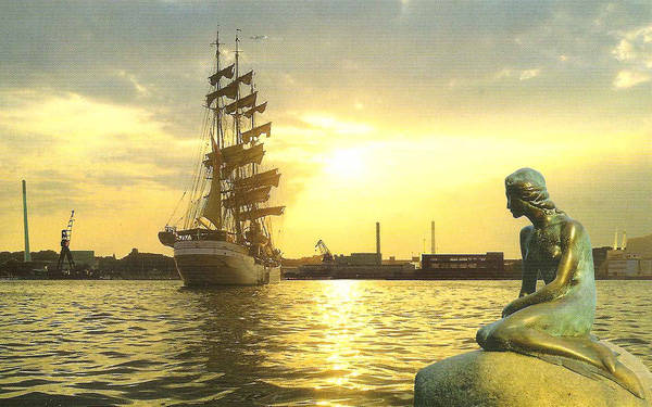 Một địa điểm mà bạn không thể bỏ qua khi đến Copenhaghen, đó là bức tượng Nàng tiên cá (còn gọi là Mỹ nhân ngư) tọa lạc trên một tảng đá nhìn xuống vịnh Oresund, đã trở thành biểu tượng của Đan Mạch. Phía bắc của tượng Nàng tiên cá là cầu tàu Langelinie dài 1km, là bến đỗ cho một lượng lớn tàu bè.