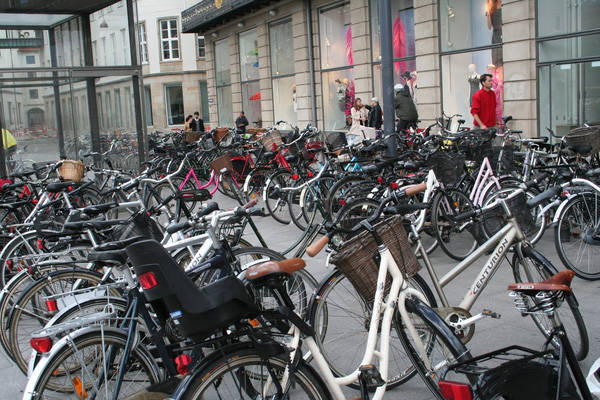  Bãi đồ xe ở nhà ga trung tâm của Copenhagen còn to hơn cả bãi đỗ xe ô tô. 50% người dân Copenhagen đi xe đạp đến nơi làm việc và trường học. Du khách đến với Copenhagen có thể mượn những chiếc xe đạp thành phố – City Bikes miễn phí để dạo quanh thành phố lãng mạn này.