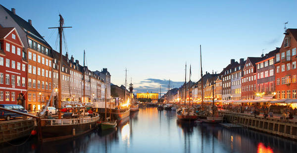 Dòng kênh đào Nyhavn đi qua quảng trường Kongens Nytorv được kiến tạo cách đây 300 năm nhằm phục vụ cho việc buôn bán bằng đường thủy.