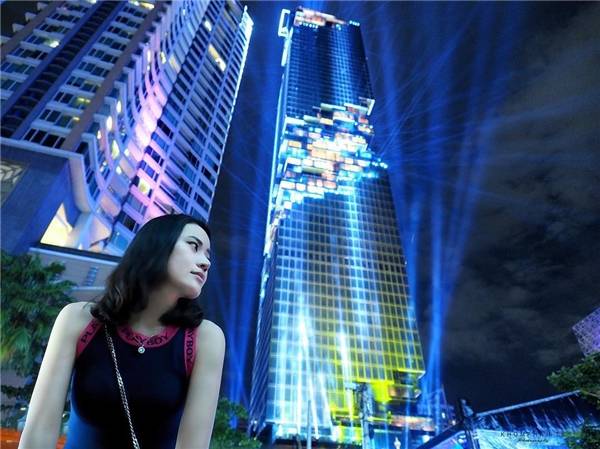 Tòa cao ốc MahaNakhon cao 314 m với những khối lập phương mấp mô trên thân được chiếu sáng rực rỡ có thể khiến người đi đường choáng ngợp khi nhìn từ xa. Ảnh:@qtypatchybkk