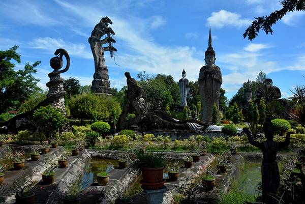 Sala Kaeo Ku là tên một vườn tượng Phật ngoài trời, hiếm có ở Thái Lan. Công trình này được dựng lên từ năm 1978 và các bức tượng vẫn không ngừng được xây mới. Tại đây, du khách sẽ được chiêm ngưỡng những bức tượng cao lớn, phủ màu rêu phong, mô phỏng các truyền thuyết trong Phật giáo. Trong đó ấn tượng nhất là bức tượng Phật ngồi dưới rắn thần Naga 7 đầu. Ảnh: Vy An.