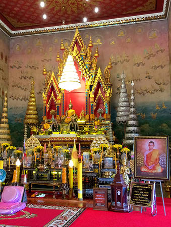 Wat Pho Chai là ngôi chùa nổi tiếng nhất ở Nong Khai, được trang hoàng lộng lẫy bằng những chiếc đèn chùm và tường phủ kín tranh Phật. Trong chùa đặt bức tượng Phật linh thiêng - Luangpho Phra Sai. Theo truyền thuyết, ba con gái của vua Lan Chang đúc 3 bức tượng và đặt tên là Phra Soem, Phra Suk, Phra Sai. Ban đầu, ba bức tượng được đặt tại Viêng Chăn. Trong một lần được đưa đến Nong Khai, Phra Suk bị nhấn chìm bởi một cơn bão. Sau này, Phra Soem được đưa đến Bangkok, còn Phra Sai đặt ở chùa Wat Pho Chai, thuộc Nong Khai ngày nay. Ảnh: Vy An.
