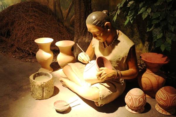  Thái Lan có 7 di sản thế giới được UNESCO công nhận và một trong số đó nằm ở Udon Thani, địa điểm khảo cổ Ban Chiang. Để bảo vệ khu di chỉ đồng thời quảng bá di sản này đến với đông đảo du khách, Thái Lan đã xây dựng một bảo tàng để lưu giữ và trưng bày những cổ vật đã được tìm thấy. Tại đây, du khách sẽ được chiêm ngưỡng những đồ vật có niên đại từ 5.000 năm trước nhưng đã khá công phu. Ảnh: wiki.